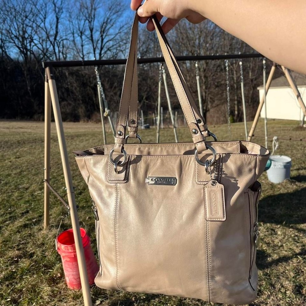 y2k 2000s Coach Gold Leather Shoulder bag / Hand bag ౨ৎ ⊹ ‧₊˚ - Picture 1 of 5